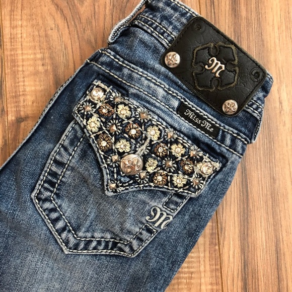 Cute Flap Pocket w/ Flowers Bling Miss Me Capris - Picture 1 of 8